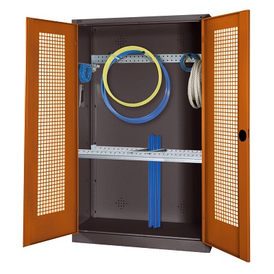 Modulaire sportmateriaalkast met basisuitrusting, hxbxd 195x120x50 cm, met vleugeldeuren van geperforeerd plaatstaal, Sienarood (RDS 050 40 50), Antraciet (RAL 7021)