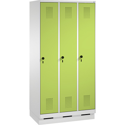 C+P Garderobekast/locker S 3000 Evolo, vakbreedte 30 cm, met sokkel, Viridiaangroen (RDS 110 80 60), 180x90x50 cm/ 3 vakken
