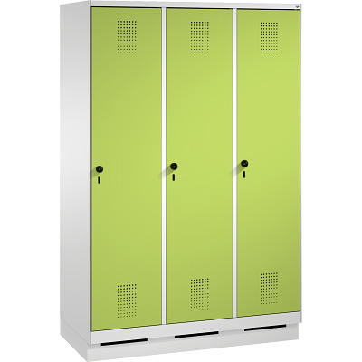C+P Garderobekast/locker S 3000 Evolo, vakbreedte 40 cm, met sokkel, Viridiaangroen (RDS 110 80 60), 180x120x50 cm/ 3 vakken