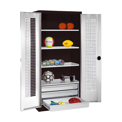 C+P Kast voor sportuitrusting met schuifladen en vleugeldeuren van geperforeerde plaat (Type 4), HxBxD 195x120x50 cm, Ergo-Lock handgreep, Uniforme vergrendeling